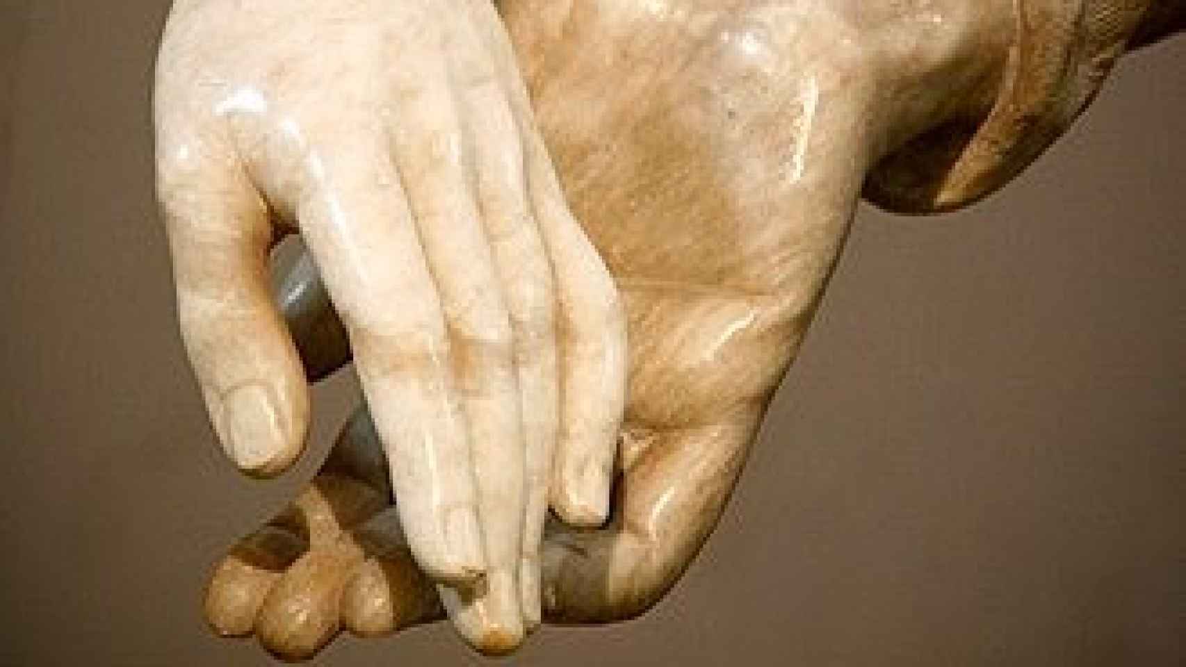 Las manos de los amantes de Teruel en su monumento funerario.