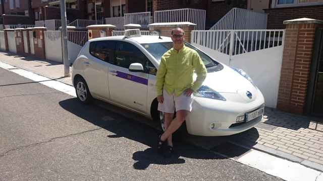 Ricardo posa con su primer taxi eléctrico, primero también a pila en toda España