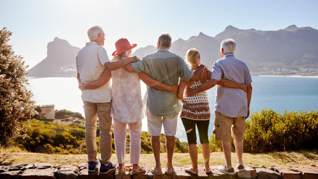 Imagen de turistas de diferentes generaciones disfrutando de unas vacaciones.