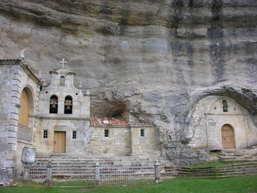 La ermita de San Bernabé, incrustada en la roca, en Ojo Guareña