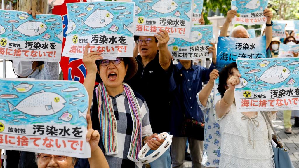 Un grupo de protestantes en la puerta de la sede de Tepco en Tokio (Japón) el 24 de agosto.