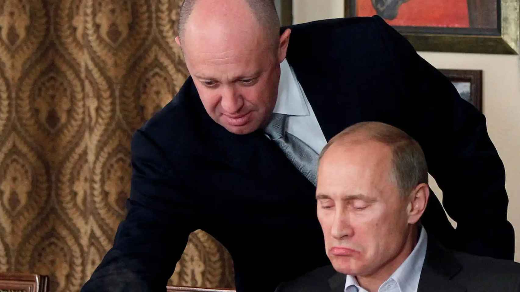 Prigozhin (i) y Vladímir Putin (d)