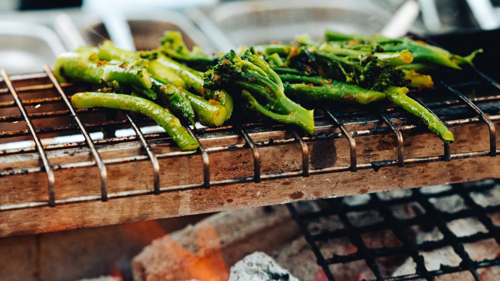 Brócoli sobre la parrilla japonesa del restaurante ROKA Barcelona.