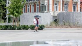 Una pareja pasea por Madrid durante el mes de agosto.