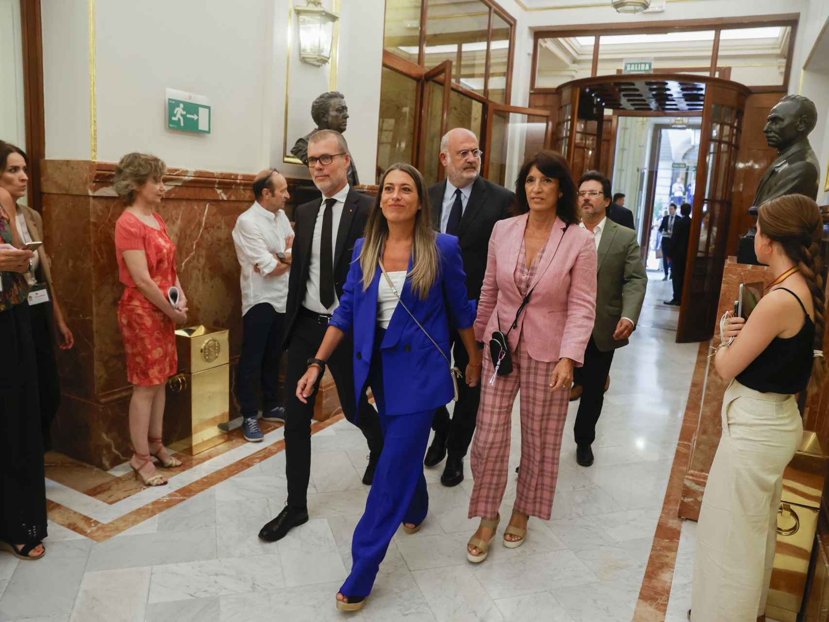 Miriam Nogueras y otros diputados de Junts llegan este jueves al Congreso.