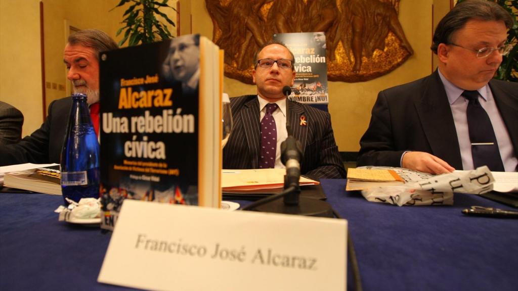 Francisco José Alcaraz (c) y César Vidal (d) durante la presentación de su libro, 'Una rebelión cívica', cuando aún era presidente de la AVT