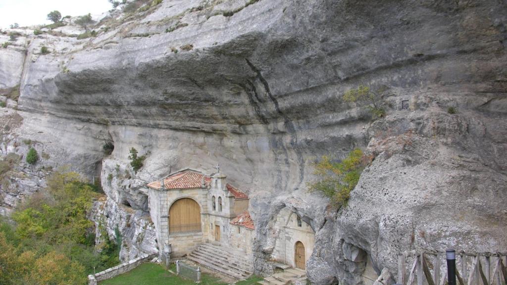 La ermita de San Bernabé, incrustada en la roca, en Ojo Guareña