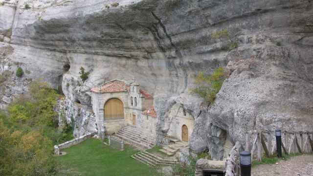 La ermita de San Bernabé, incrustada en la roca, en Ojo Guareña