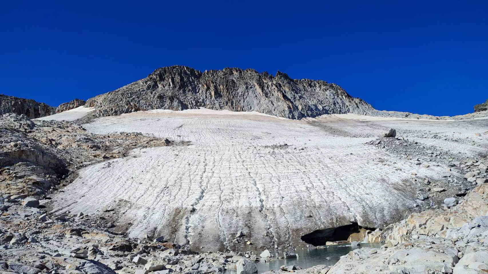 El glaciar del Aneto, con los lagos provocados por la fusión del hielo en primer plano.