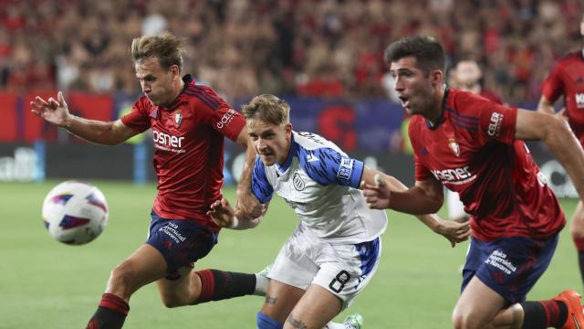 Los jugadores de Osasuna pelean un balón frente al Brujas.