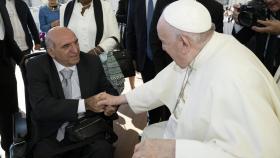 El papa Francisco saluda a Enrique Alarcón García.