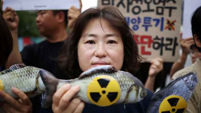 Una activista en la protesta contra los vertidos esta mañana en Seúl, Corea del Sur.