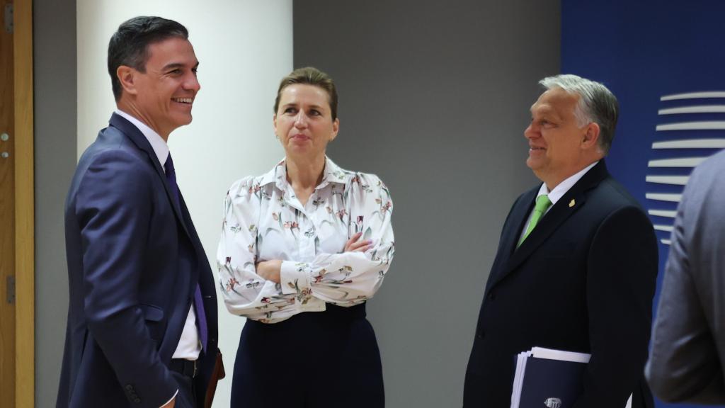 El presidente del Gobierno, Pedro Sánchez, junto a los primeros ministros de Hungría, Viktor Orbán, y Dinamarca, Mette Frederiksen, en una foto de archivo.