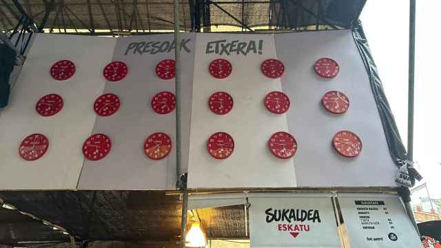 Los relojes de una caseta de Bilbao que piden la excarcelación de varios presos de ETA.