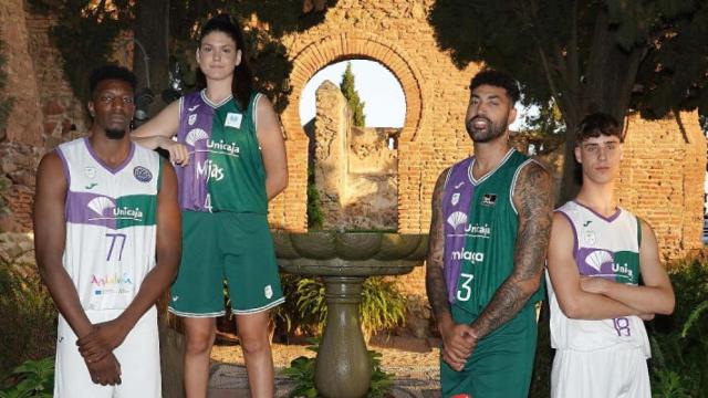 Jugadores de Unicaja en distintas categorías en la presentación oficial de las camisetas.