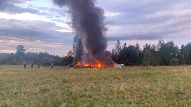 El avión en el que supuestamente viajaba Prigozhin, en llamas tras estrellarse.