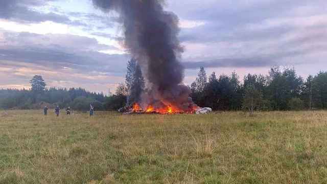 Los restos en llamas del avión en el que viajaba Yevgueni Prigozhin, este miércoles en la región rusa de Tver.