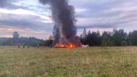 Los restos en llamas del avión en el que viajaba Yevgueni Prigozhin, este miércoles en la región rusa de Tver.