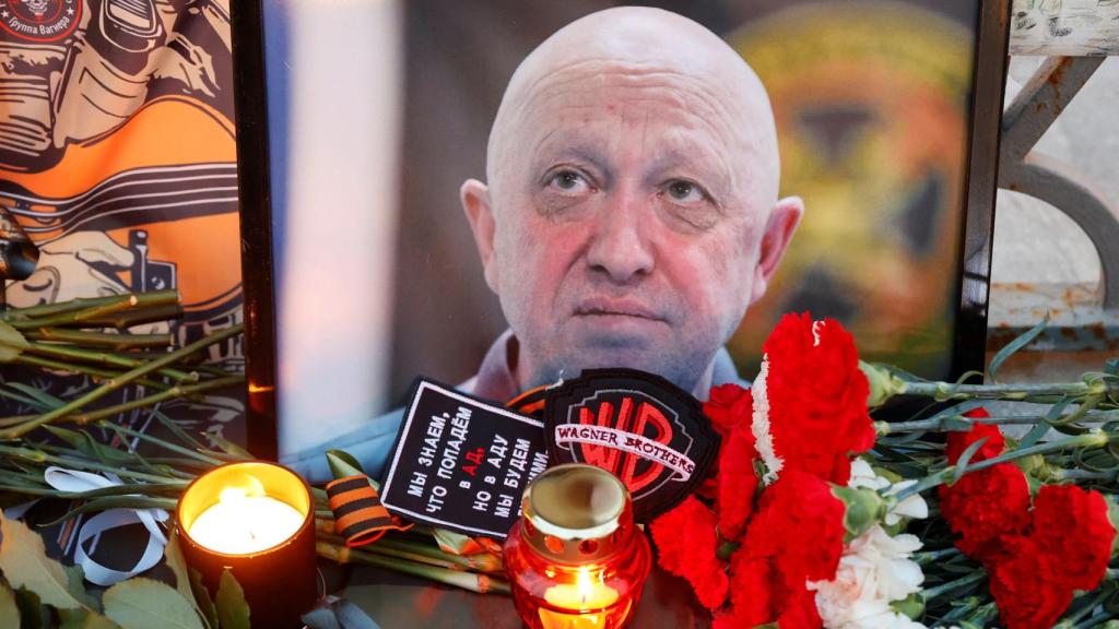 Retrato del jefe del Grupo Wagner, Yevgeny Prigozhin, en un altar improvisado en Moscú.