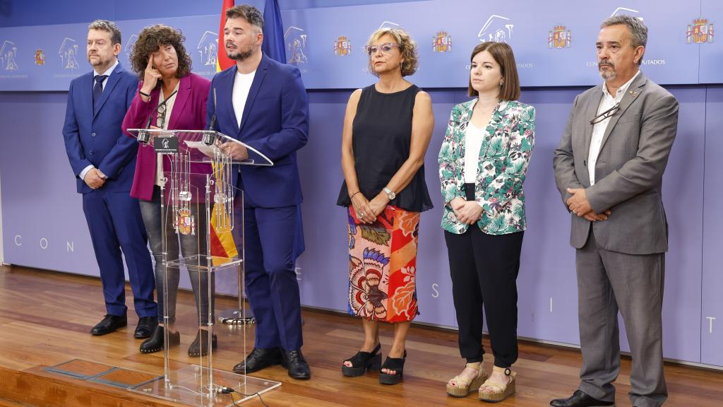 El diputado de ERC Gabriel Rufián ofrece una rueda de prensa junto a sus compañeros en el Congreso.