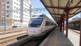 Un tren de Renfe en la estación de Ponferrada.