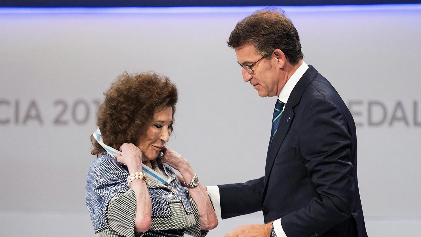 Isabel Castelo D’Ortega recibe de Feijóo la Medalla de Galicia 2017