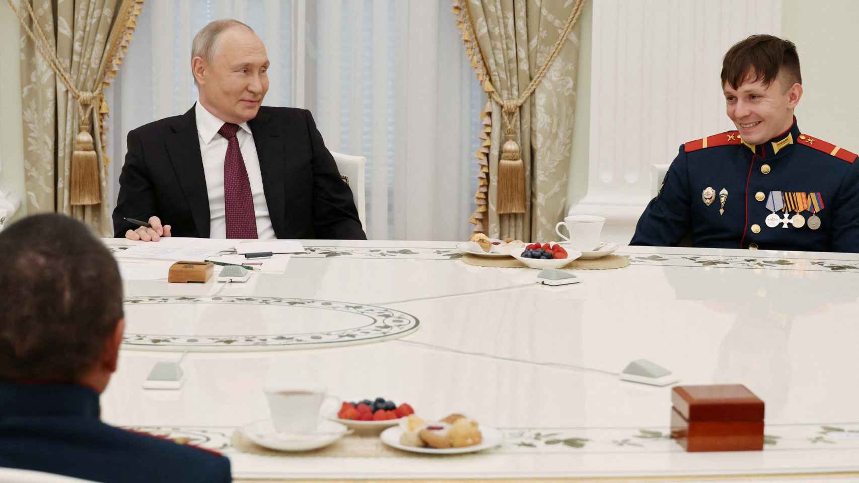 Vladimir Putin sonríe en una reunión con militares celebrada este jueves en el Kremlin.