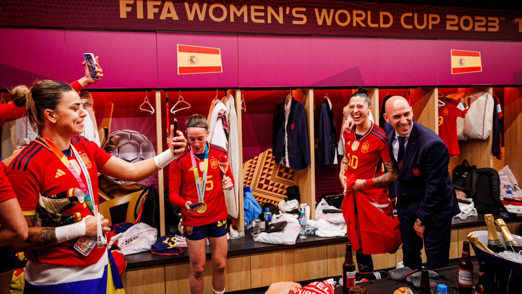 Jenni Hermoso y Luis Rubiales, en el vestuario de la Selección durante la celebración del Mundial