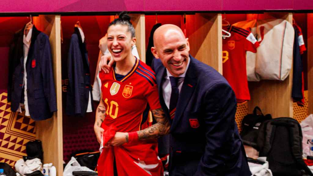 Jenni Hermoso y Luis Rubiales, en el vestuario de la Selección durante la celebración del Mundial.