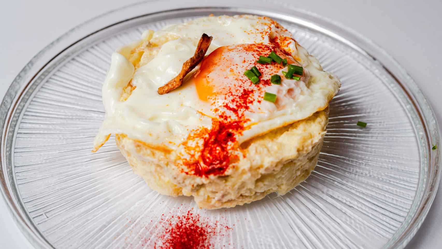 La ensaladilla rusa con huevo frito del restaurante Egun-On.