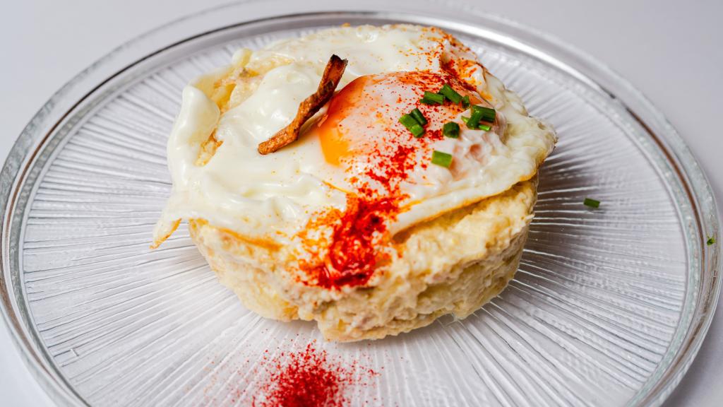 La ensaladilla rusa con huevo frito del restaurante Egun-On.