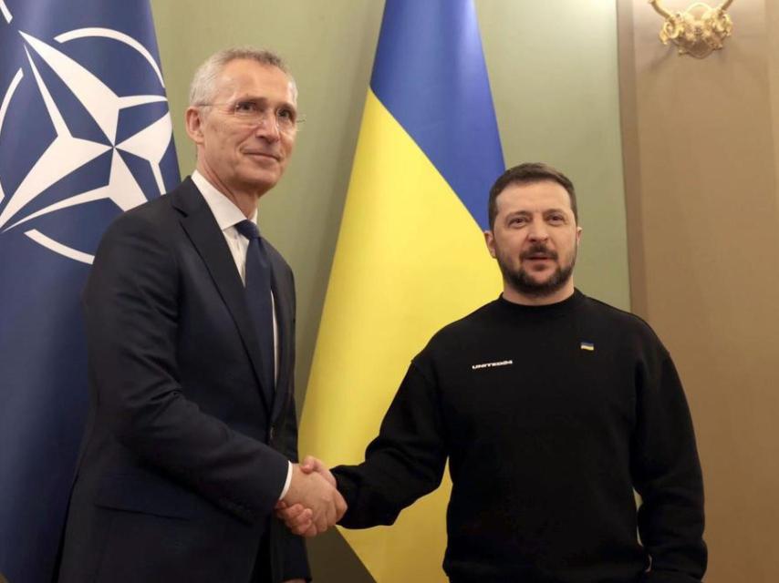 El presidente ucraniano, Volodímir Zelenski, junto al secretario general de la OTAN, Jens Stoltenberg, durante una reunión el pasado abril.