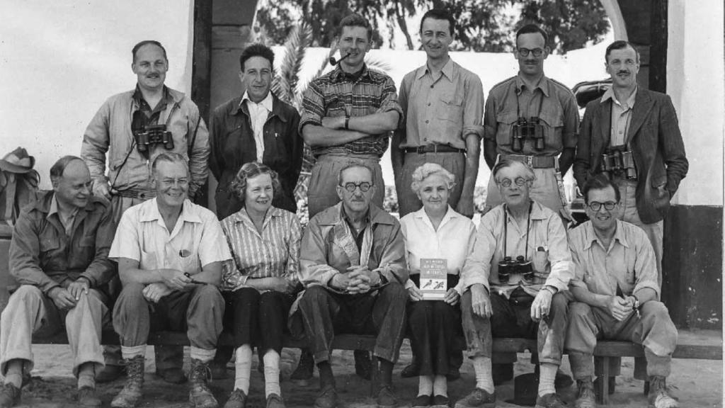 Una de la expediciones de 'Doñana Expedition' en el patio del Parque Nacional en 1957.