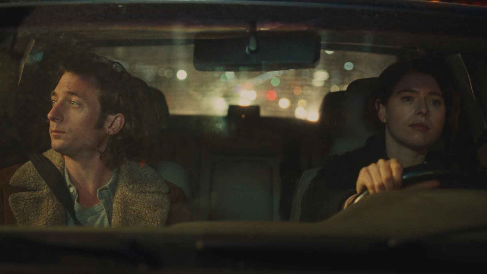 Jessie Buckley y Jeremy Allen White en 'Esto va a doler' filme de Christos Nikou.