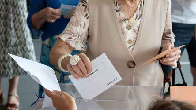 Una mujer vota en Madrid, el pasado 23-J.