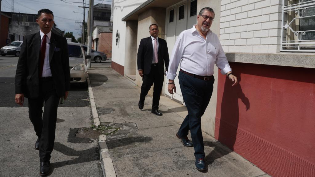 Bernardo Arévalo llega a su casa de la Ciudad de Guatemala, este martes.