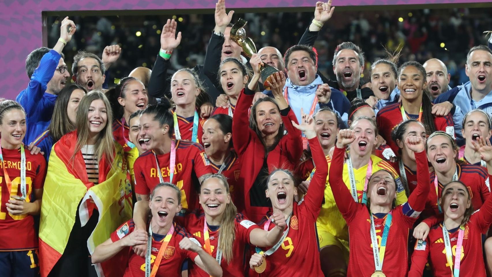 La reina Letizia levanta la Copa del Mundo junto a las campeonas de la selección femenina de fútbol.