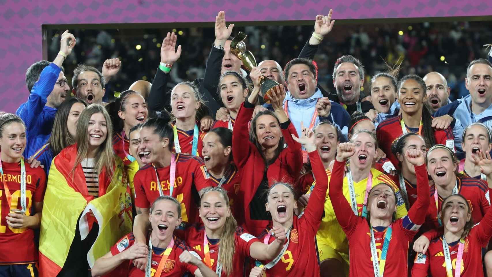 Letizia, levantando la copa, junto a las campeonas de la selección femenina de fútbol y Sofía.