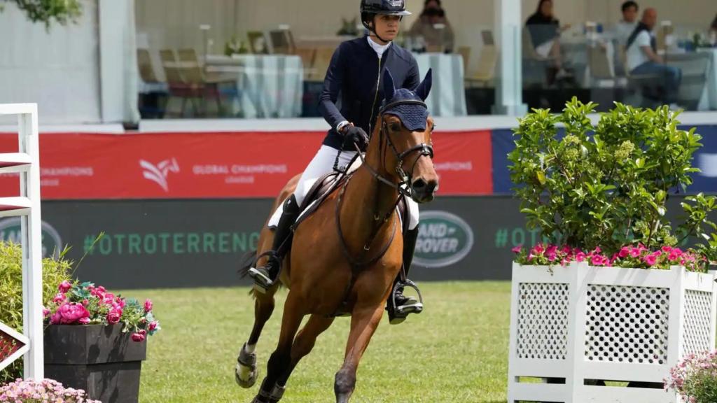 Sira Martínez a caballo.