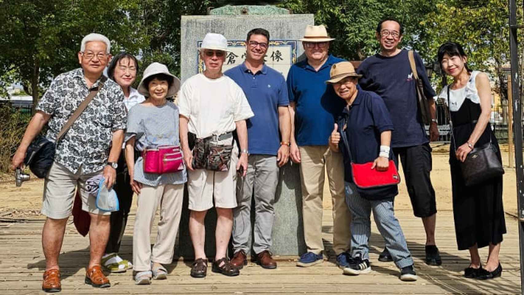 El último grupo de japoneses que visitó Coria del Río, junto a la estatua de Hasekura Tsunenaga.
