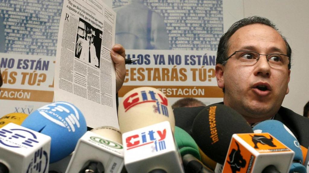 El presidente de la AVT , Francisco José Alcaraz, durante la rueda de prensa que ofreció en 2006 en Madrid para presentar la manifestación contra una hipotética negociación con ETA.