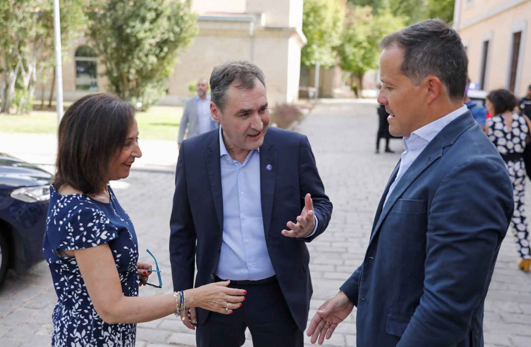 La ministra Margarita Robles saluda a Francisco Tierraseca y Carlos Velázquez. Foto: Javier Longobardo.