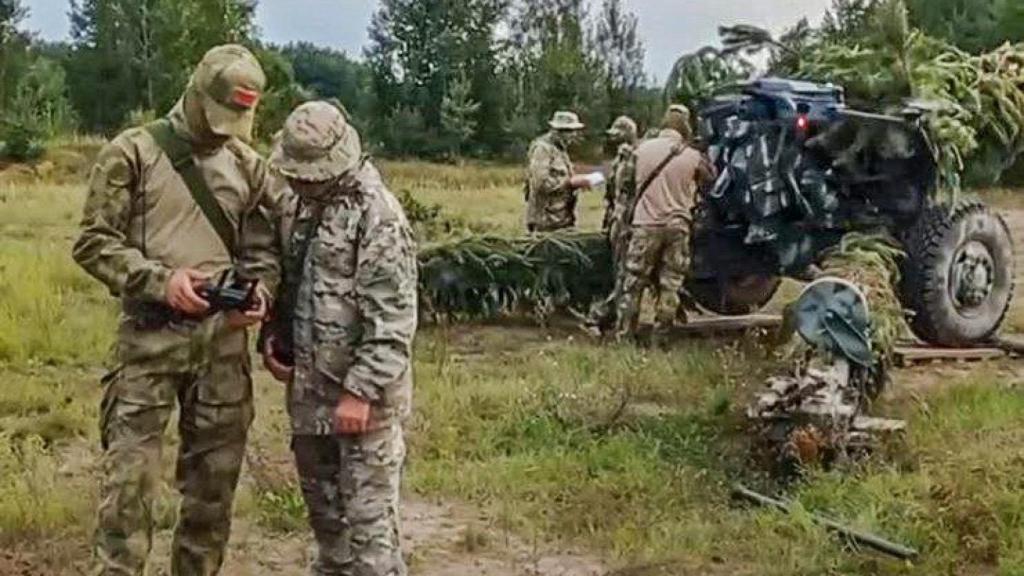 Fotografía de dos soldados del grupo Wagner en un lugar no identificado de Ucrania