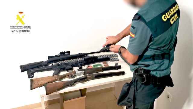 Algunas de las diferentes armas intervenidas en la operación Nobuki en una peluquería de Alicante.