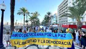 La cabecera de la marcha cívica en apoyo a Ucrania a su salida en la Explanada de Alicante.