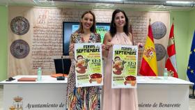 Las concejales de Ferias y Cultura, Sara Casquero y Mercedes Benítez durante de la presentación