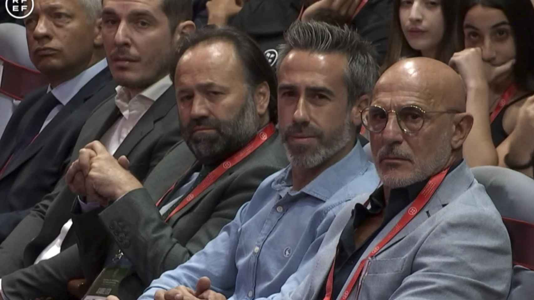 Jorge Vilda, en el centro, junto a Luis de la Fuente durante el discurso de Luis Rubiales.