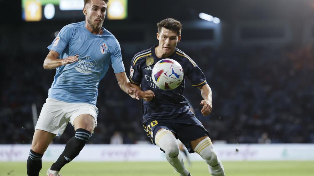 Fran García pelea con Mingueza en el Celta - Real Madrid de la pasada temporada.