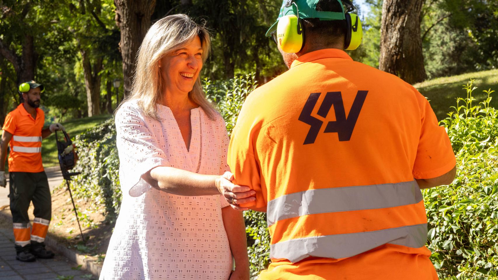 Ana Guarinos saluda a uno de los trabajadores municipales.