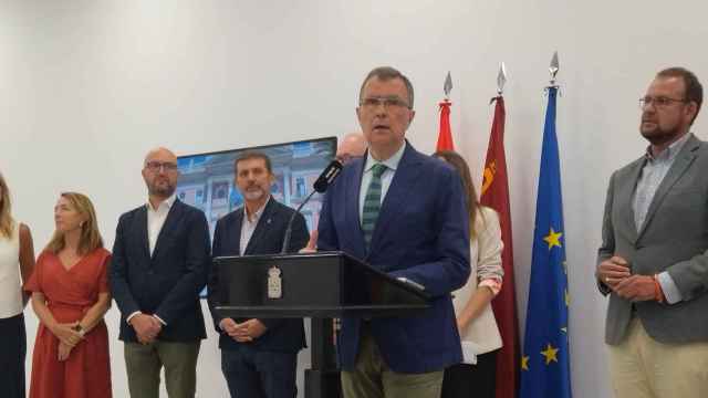 El alcalde de Murcia, José Ballesta, este viernes, en la rueda de prensa que ha ofrecido junto a todos sus concejales, para anunciar la cumbre europea.